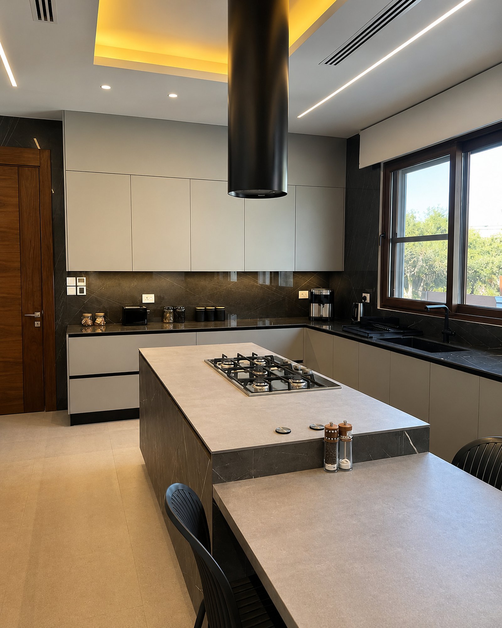 Cuisine sur mesure en bois chaud et pierre, réalisée par Cuisines Factory